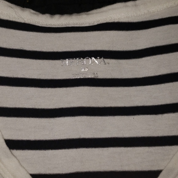 Blk/wht Striped V-neck top - Picture 2 of 2